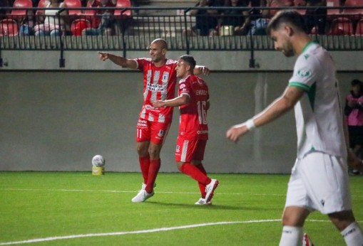 La Calera goleó y se une a la cima 