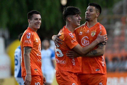 Cobreloa gana a Santa Cruz y sigue como líder